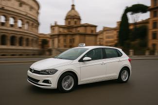 Taxi che viaggia nelle strade di Roma