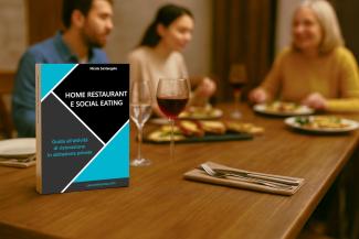 Libro per aprire un home restaurant con clienti felici sullo sfondo