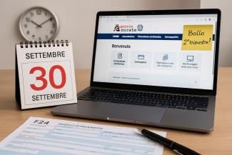 Scrivania con laptop aperto per il pagamento dell'imposta di bollo sulle fatture elettroniche