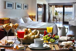 Ricca colazione in una camera elegante e pulita di bed & breakfast