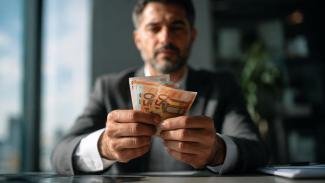 Imprenditore che riceve contributi per la propria impresa