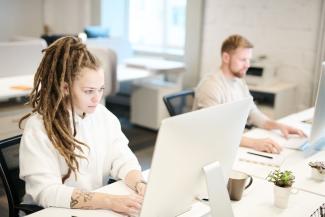Lavoratori in ufficio durante la settimana corta