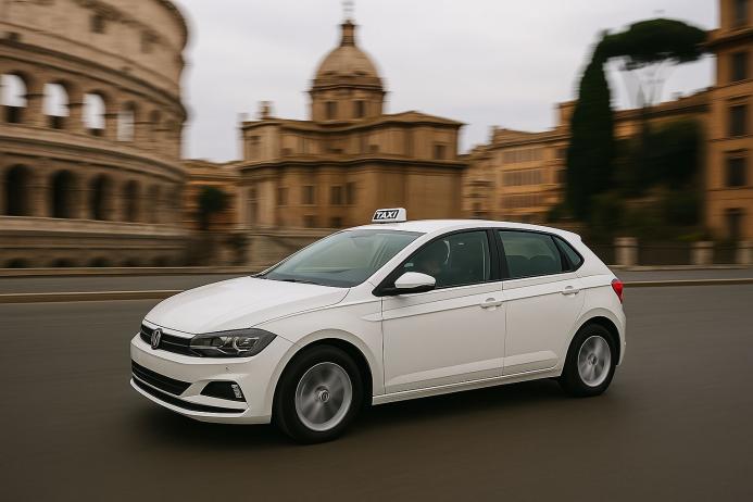 Taxi che viaggia nelle strade di Roma