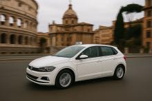 Taxi che viaggia nelle strade di Roma