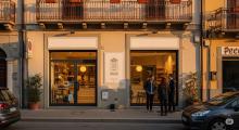 Un negozio di quartiere gestito da un imprenditore di successo