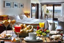 Ricca colazione in una camera elegante e pulita di bed & breakfast