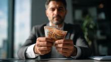 Imprenditore che riceve contributi per la propria impresa